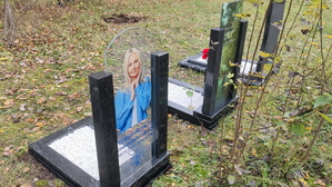 Вертикальный стеклянный памятник с прозрачным фоном, вид сзади